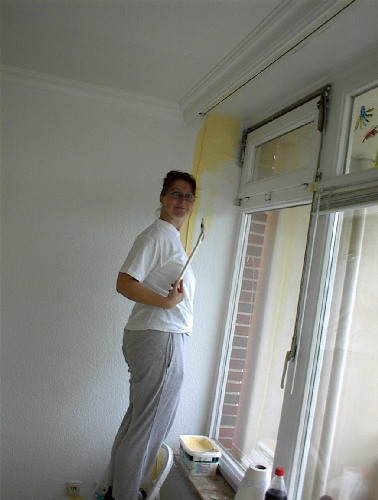 Nici streicht die Ecke am Fenster