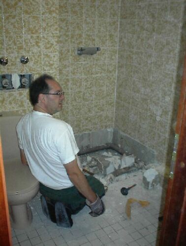 Thomas stemmt die Dusche raus